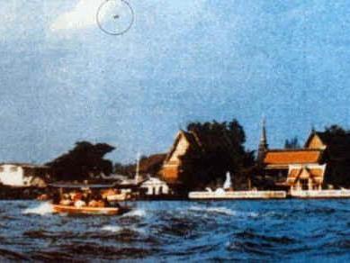 A fotografia acima foi obtida nas margens do rio Mae Nam, em Bancoc, na Tailândia em 7 de março de 1973. 