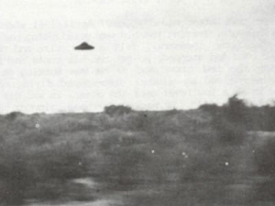 Fotografia obtida por Antônio Le Pere, em Balcarce, Argentina, julho de 1974. Antônio dirigia pela rodovia 226 quando avistou o estranho objeto metálico.