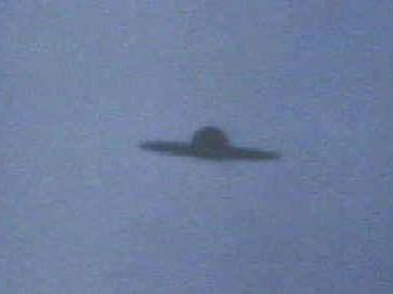 Fotografia obtida nas proximidades de Hamilton, Lago Ontário, Canadá. Um objeto idêntico à este foi fotografado em Centeno, Argentina em 1977.