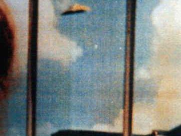 Fotografia obtida em Recife (PE) por André Ângelo Portela. Após revelar os negativos André constatou a presença de um UFO nas proximidades de um avião.