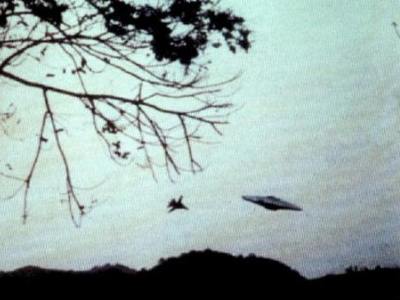 Fotografia obtida em Porto Rico maio de 1988. Ela registra as evoluções de um avião de caça americano em perseguição à um disco voador.