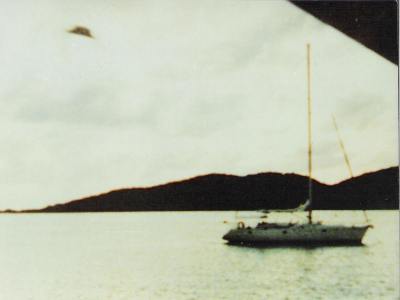 Fotografia de OVNI obtida por Guilhermo Carde, nas proximidades da Ilha Palominos em 6 de julho de 1990.