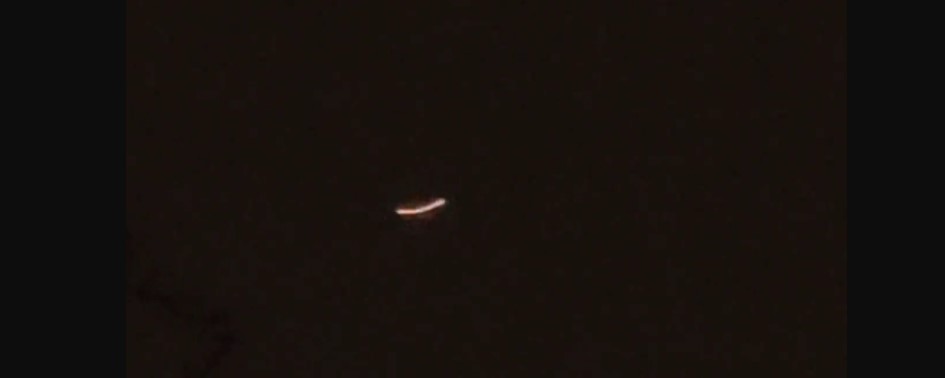 OVNI que muda de forma é avistado e filmado sobre Renfrew, na Escócia. OVNI que muda de forma é avistado e filmado sobre Renfrew, na Escócia.